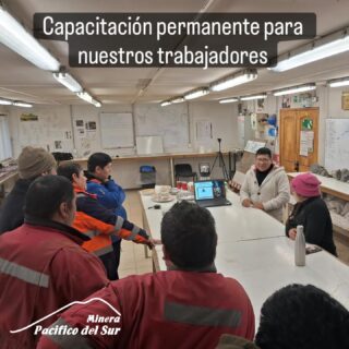 Nuestros trabajadores están constantemente capacitándose en distintas tecnologías y procesos para aumentar la seguridad, la eficiencia y la productividad de nuestra mina.