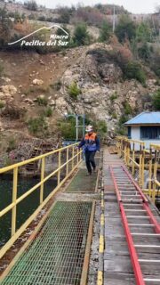 En nuestra compañía generamos nuestra propia energía limpia a través de una central de paso hidroeléctrica.

Gran parte del año es el agua la que genera la energía que requerimos para poner en marcha nuestra producción 

Con la misma energía avanzamos para aportar al desarrollo de nuestra región de Aysén.
