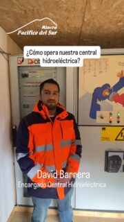 Nuestra compañía posee una mini central hidroeléctrica que produce 4.2 megas, y que aprovechando un recurso limpio como el agua permite hacer funcionar nuestra faena minera gran parte del año.

Nuestro encargado de central, David Barrera nos explica el funcionamiento y su responsabilidad en la operación de la mini central.